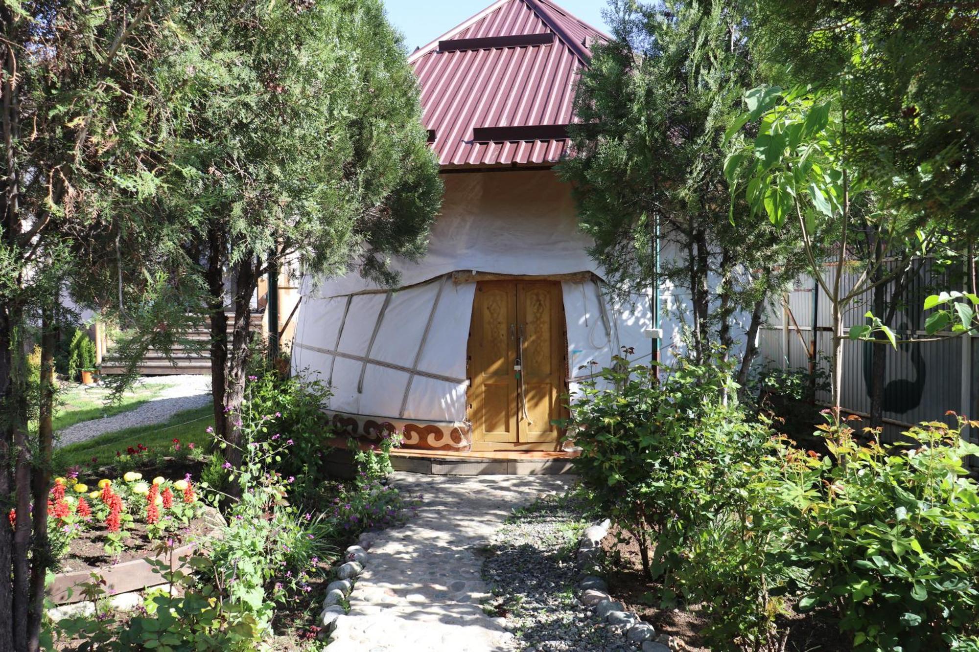 Happy Nomads Yurts & Hostel Karakol Exterior photo
